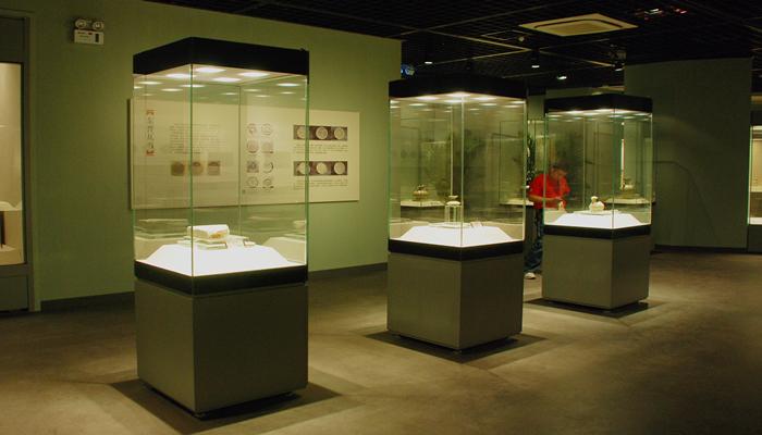 FREESTANDING DISPLAY CASES WITH 4 GLASS SIDES